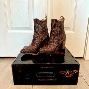 Freebird by Steve Madden Janelle Snakeskin 🐍 Print Pointed Toe Booties Size 7